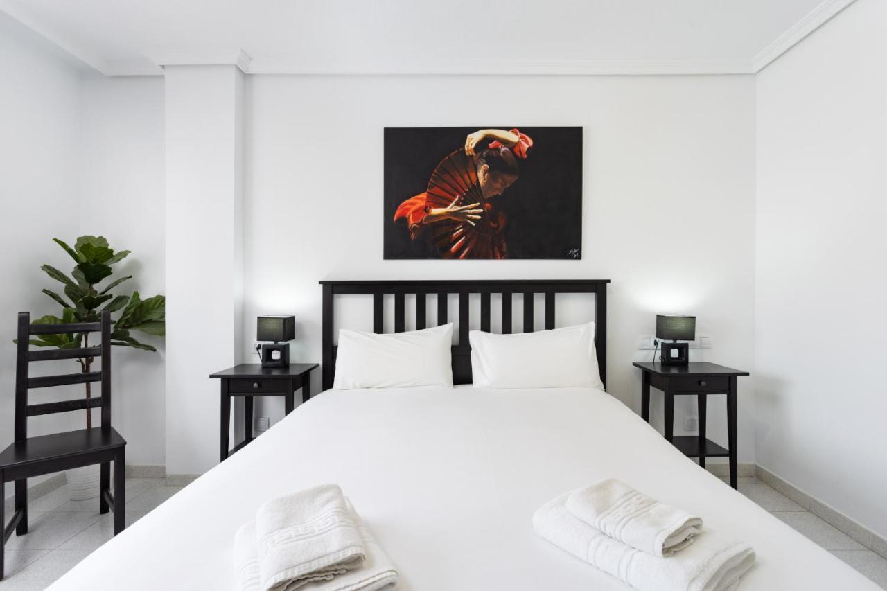 Black And White Apartment Free Wifi Los Cristianos  Exterior foto
